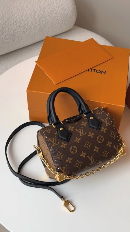 شنطة - Louis Vuitton / شامل علبة الشركة بريميوم اصدار محدود